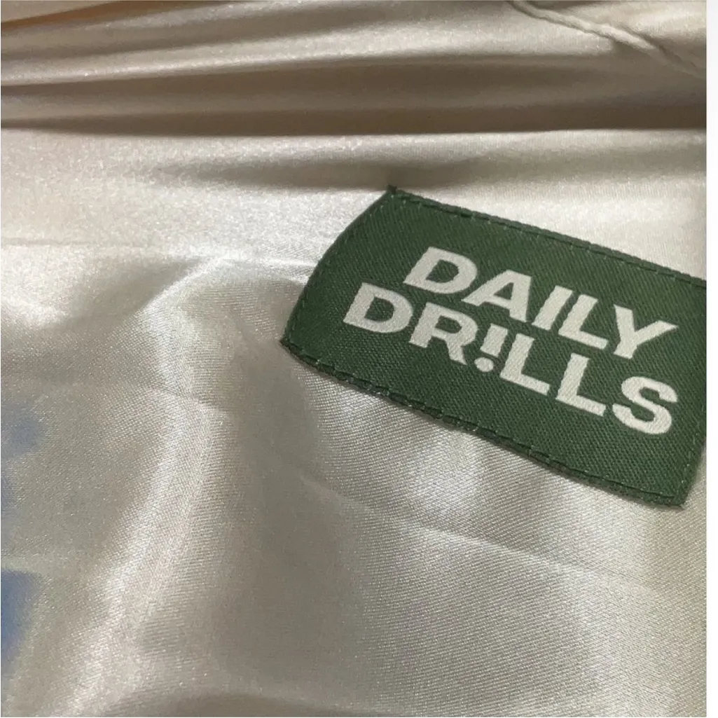 Daily Drills Ivory Champagne Button Down Long Sleeve Satin Resort blouse EUC - Image 7