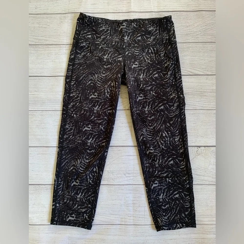 Athleta Zebra Chaturanga Capri Leggings Small - Image 2