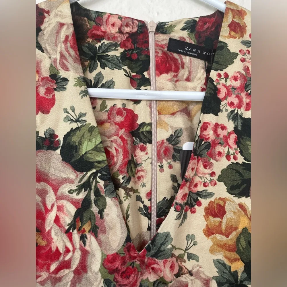 NWT Zara v-neck crop top, cream/green/pink brocade floral design, zip back; XS - Image 3