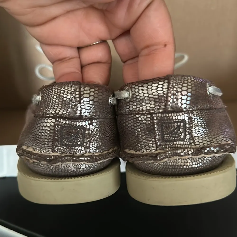 Sperry’s women’s moccasin boat shoes top-sider size 7 silver metallic snakeskin - Image 4