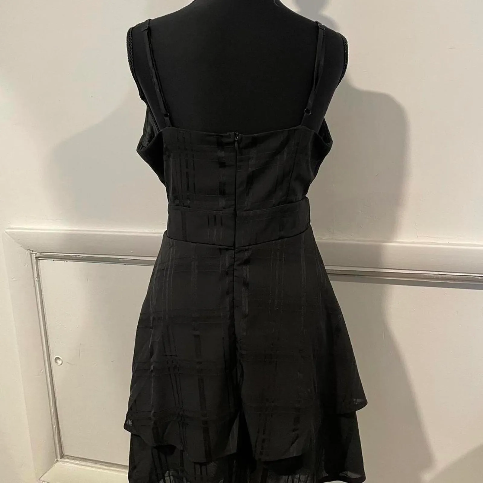Black mini dress with V-neck, tie waist and tiered skirt - Image 4