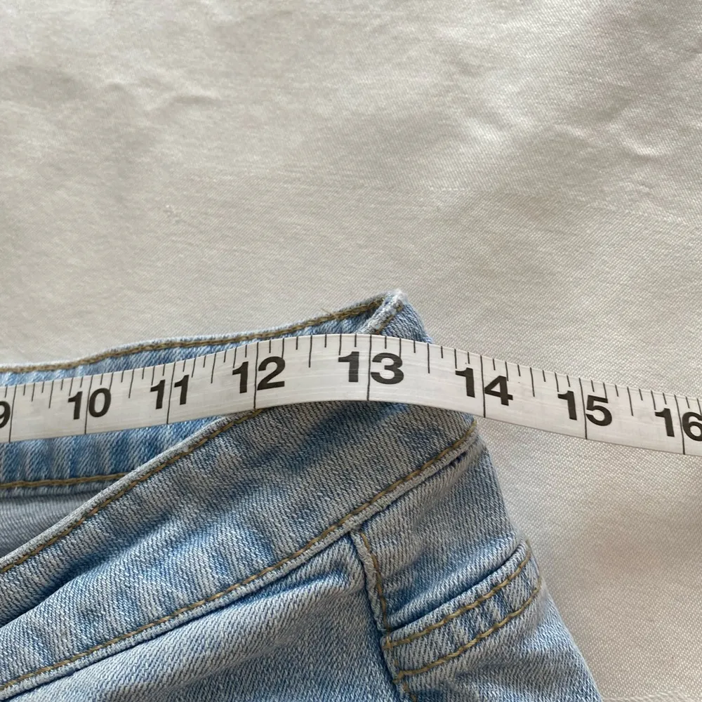 Aura by Wrangler Frayed Hem Blue jeans size 4 - Image 5