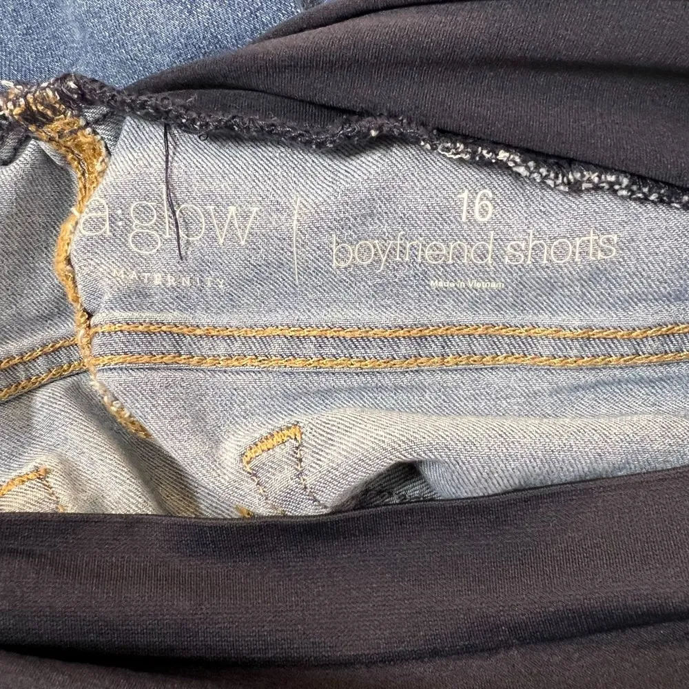 A Glow Maternity Boyfriend Jean Shorts Size 16 - Image 4