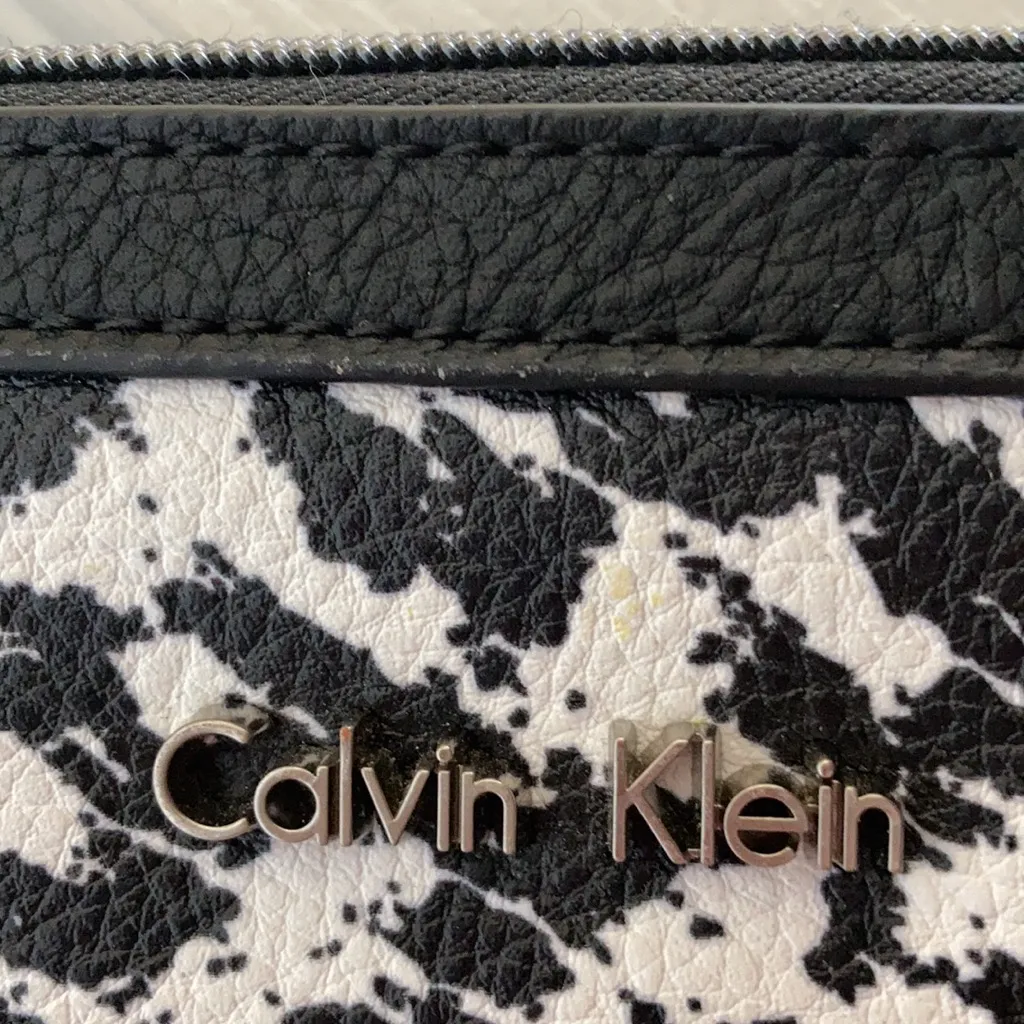 FINAL MARKDOWN  SEND OFFERS Ladies’ Calvin Klein wristlet - Image 4