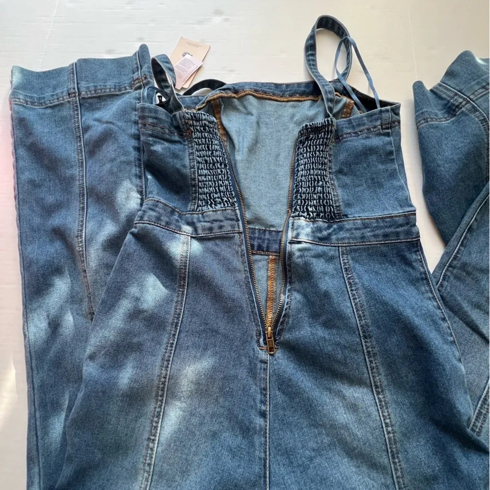 NWT  Jumpsuit denim jean  flare leg smocked back small - Image 13