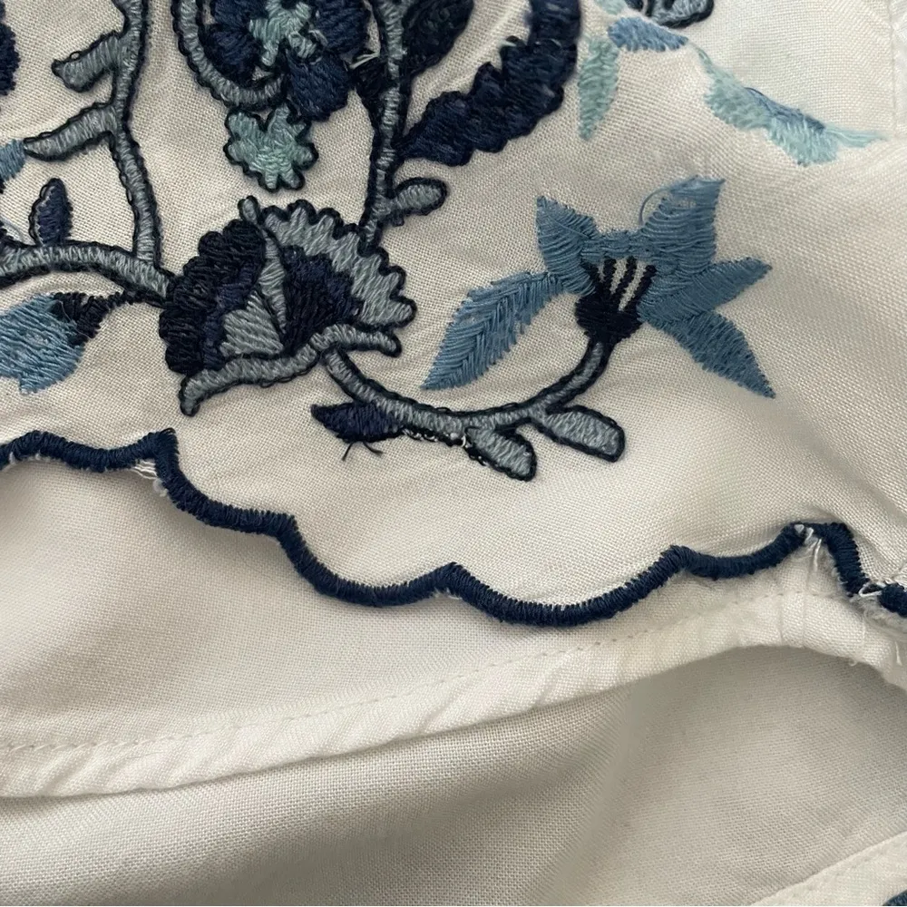 white Shorts with blue embroidered stitching size XS - Image 5