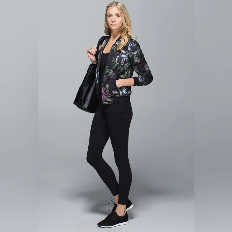 Lululemon Party Bomb Jacket
Garden Party Smooth Silver Multi / Black - Image 3