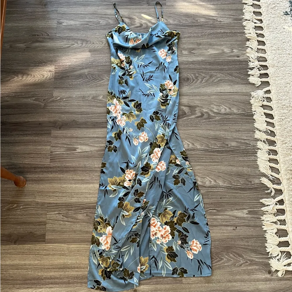 EUC - Missguided Blue Floral Maxi Dress - Image 5