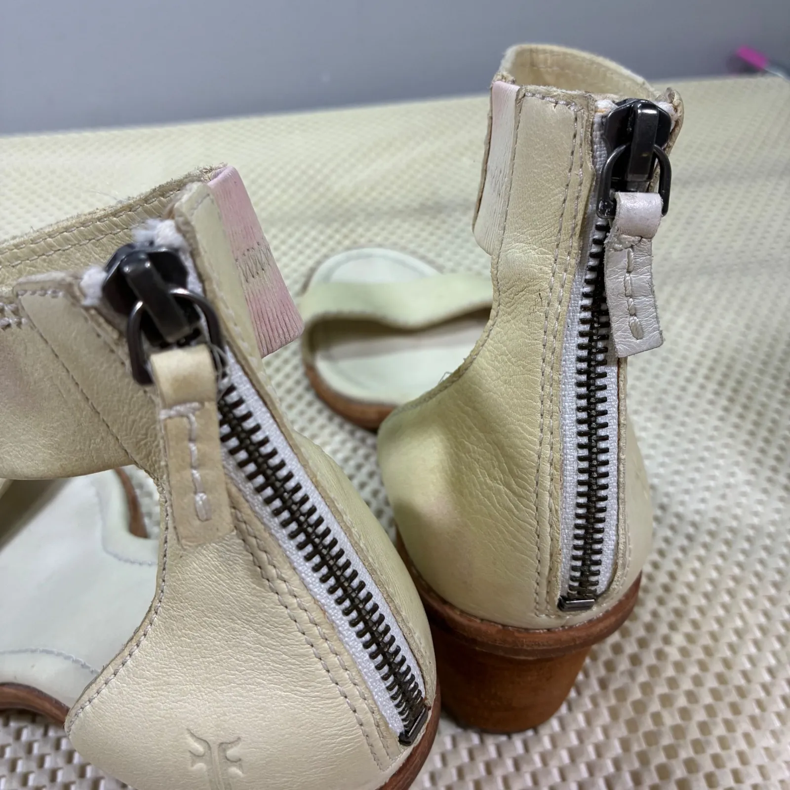FRYE Brielle Bias Cream Leather Back Zip Ankle Strap Block Heel Sandals 7 - Image 7