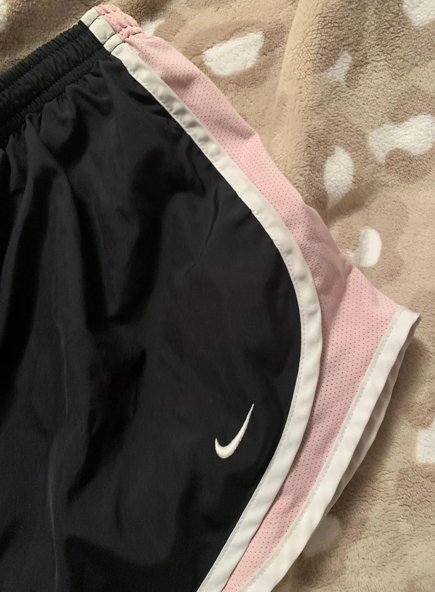 Nike Shorts Black/pink - Image 2