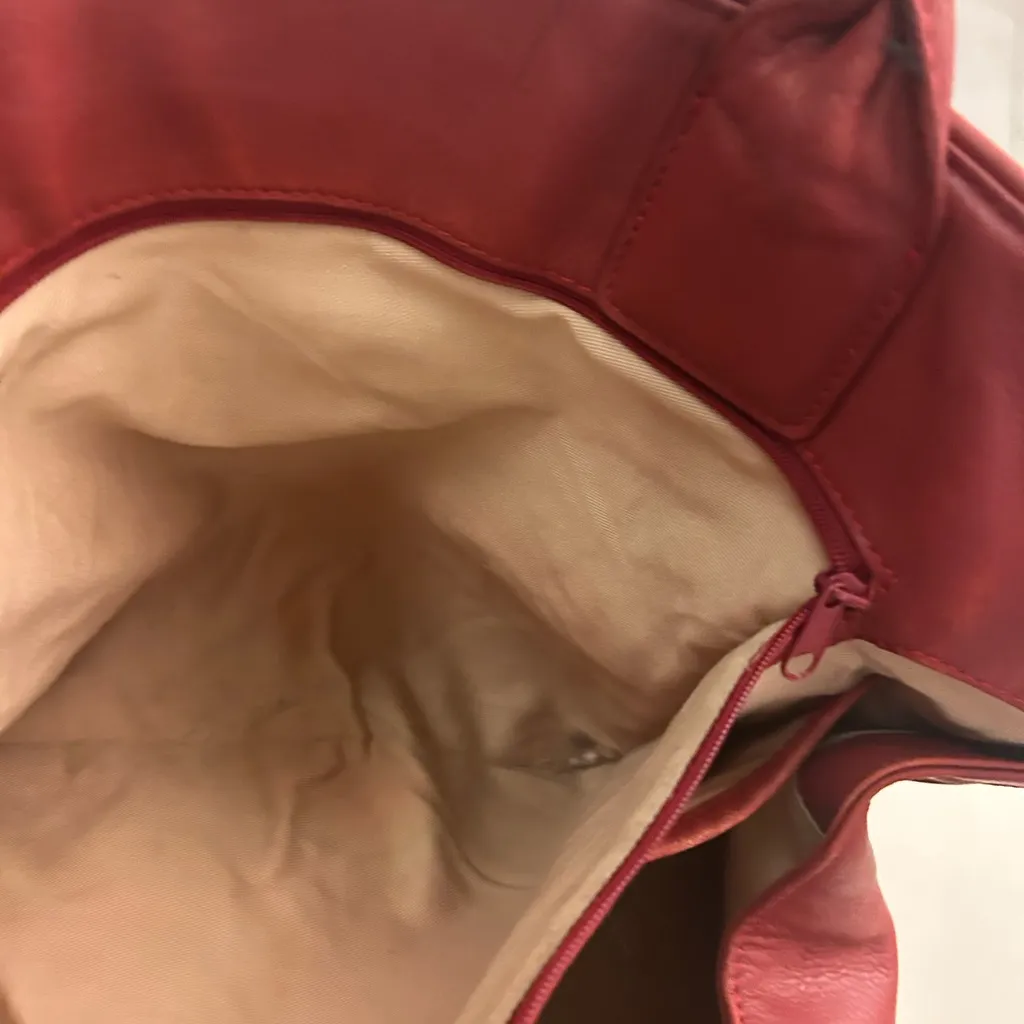 Bag Elegant Red Leather Totespacious Preowned there is stains inside - Image 10
