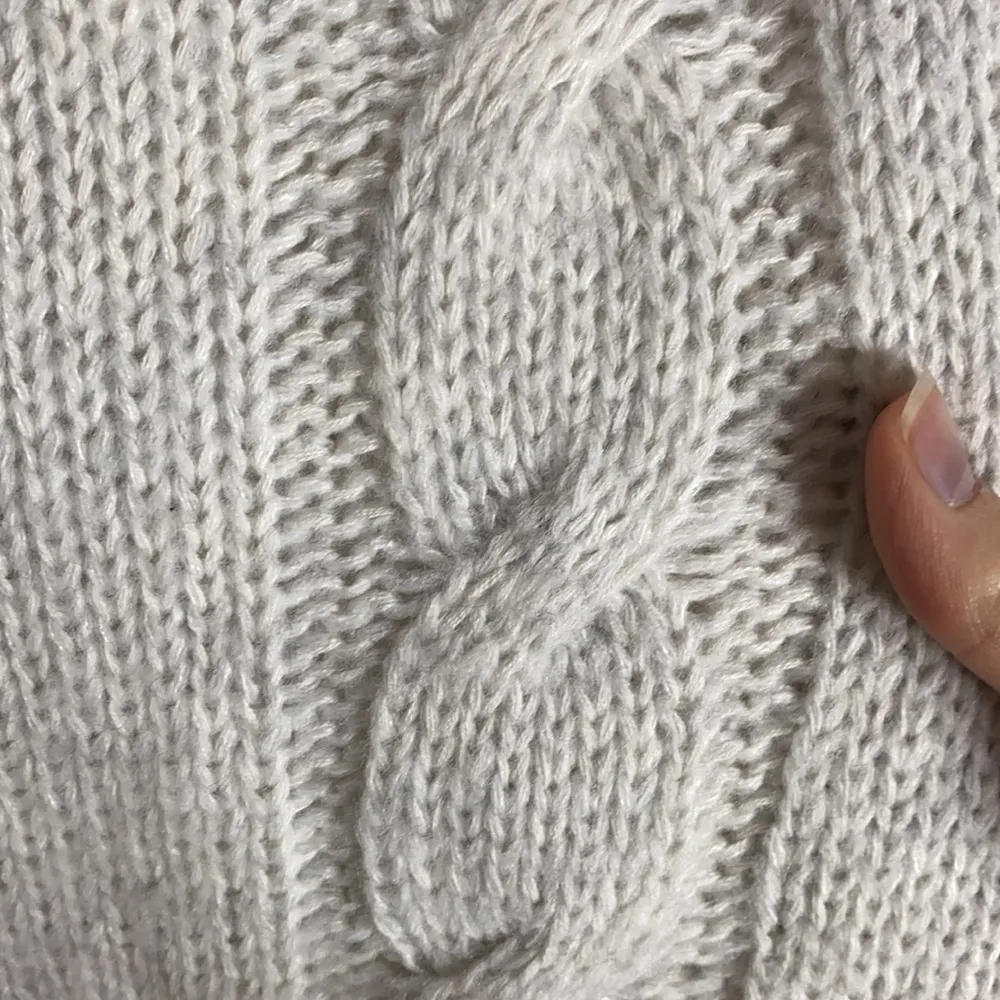 Banana Republic Factory grey cable knit v-neck sweater size M - Image 5