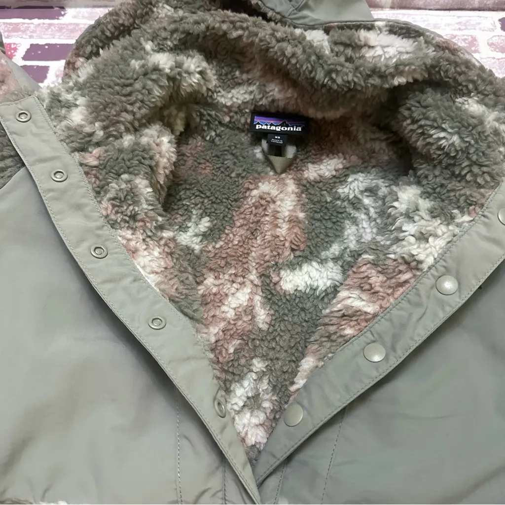 Patagonia Women's Green and Cream Teddy Jacket vintage - Image 7