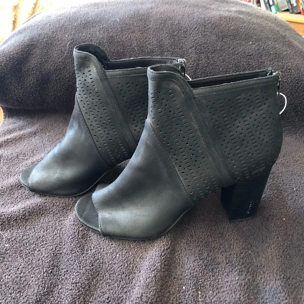 Women’s black heeled sandals. Size 11. - Image 2