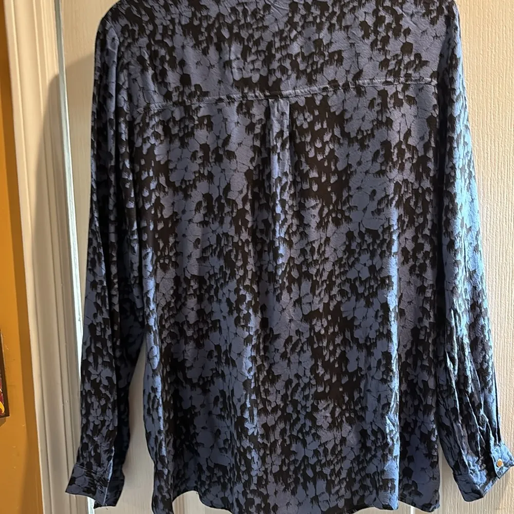 ROCK AND REPUBLIC.. BLUE AND BLACK DESIGN WRAP STYLE BLOUSE.. HI LOW HEM - Image 2