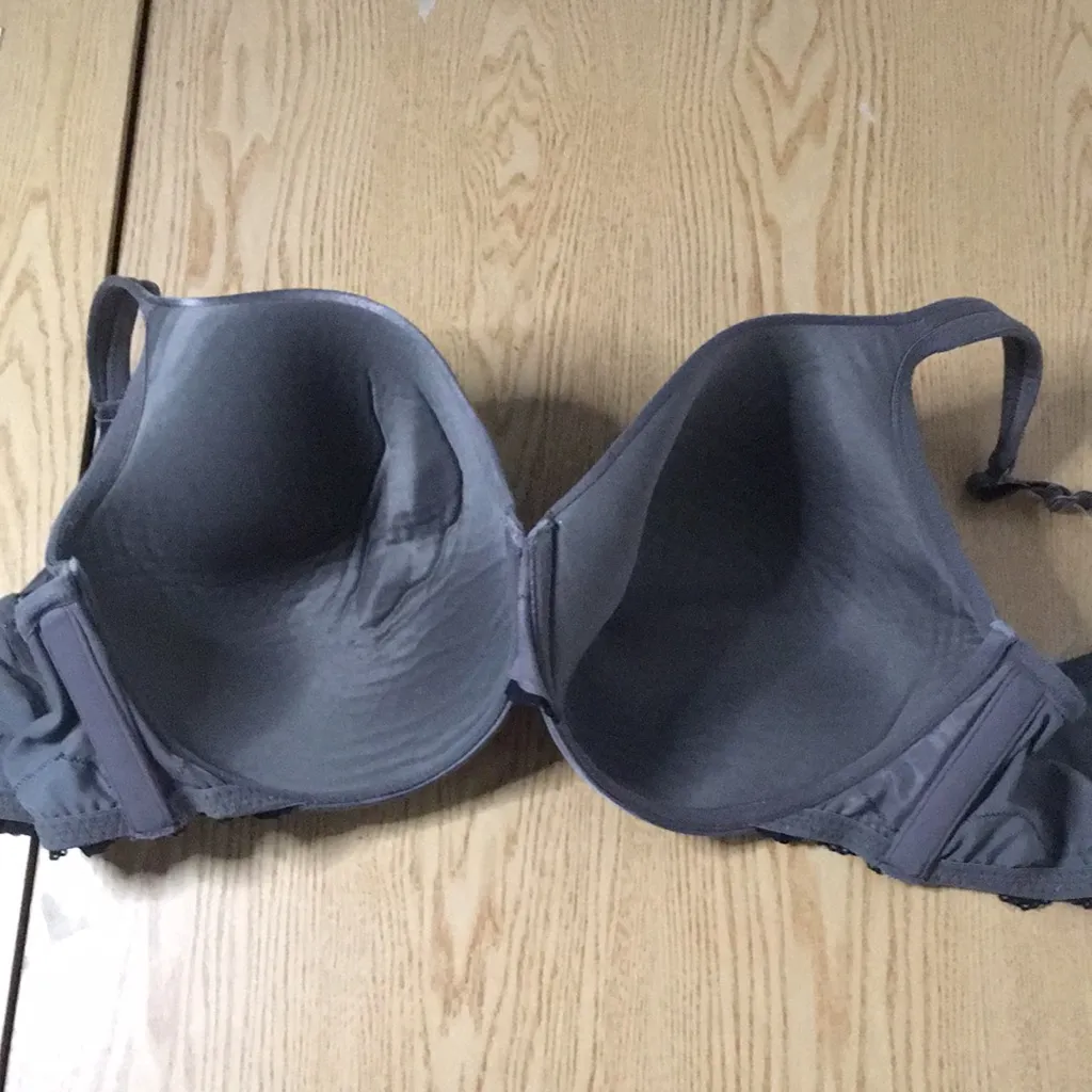 B17 Cacique Satiny Underwired Bra Thick Adjustable Straps Gray Size 46DDD w/Flaw - Image 4