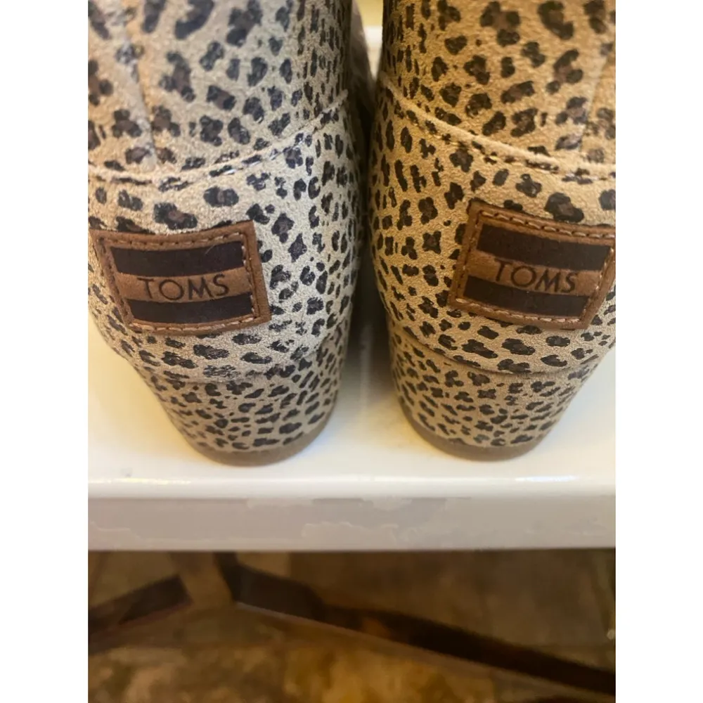 Tom’s animal print wedge bootie lace tie up size 5 - Image 3