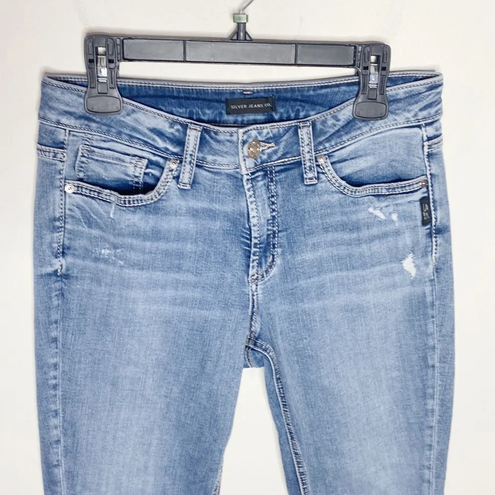 Silver Jeans Suki Mid Rise Distressed mid indigo wash Capri jeans size 30 - Image 4