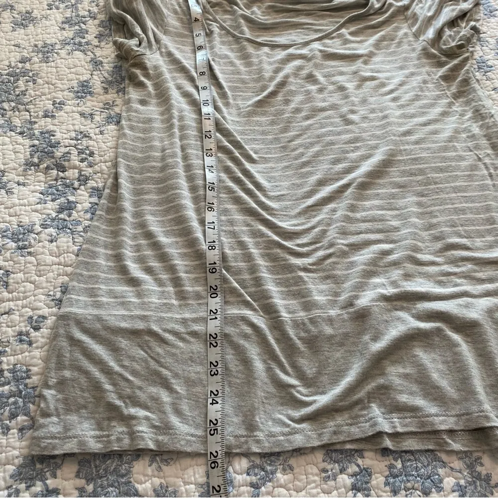 Jones New York Gray and White Striped Short Sleeve Top Size Medium - Image 5