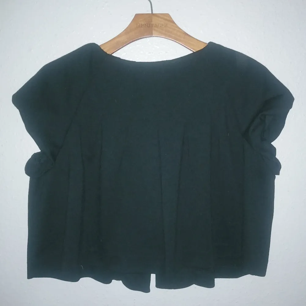 Elle M Short Sleeved 3-Snap Crop Jacket in Black - Image 2