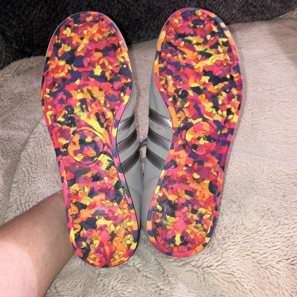 Adidas Samoa Gray Sneakers with Multicolor Sole, Size 7 - Image 5