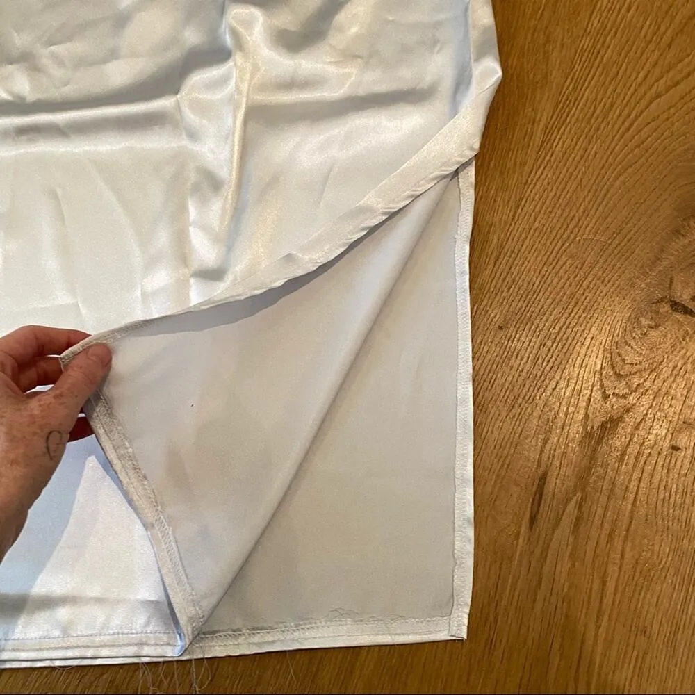 PrettyLittleThing - Silver Satin Side Split Midi Skirt in SIlver - Image 3