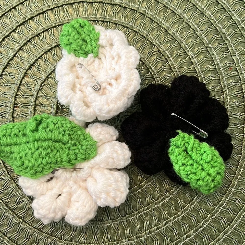 NWT 3 hand crocheted flowers with pins on back to wear on scarves jacket sweater White - Image 4