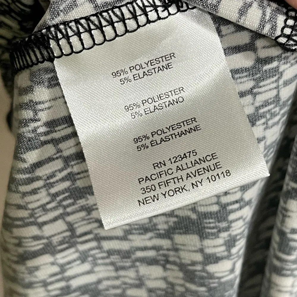 Ellen Tracy Sleevless Black & White Half Zip Top size large - Image 4