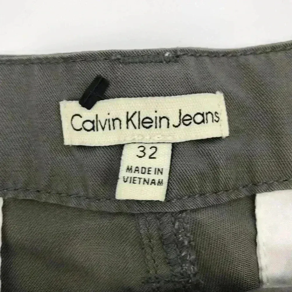 Calvin Klein Jeans Women's Smoked Pearl Casual Shorts Size 32‎ NWT - Image 6