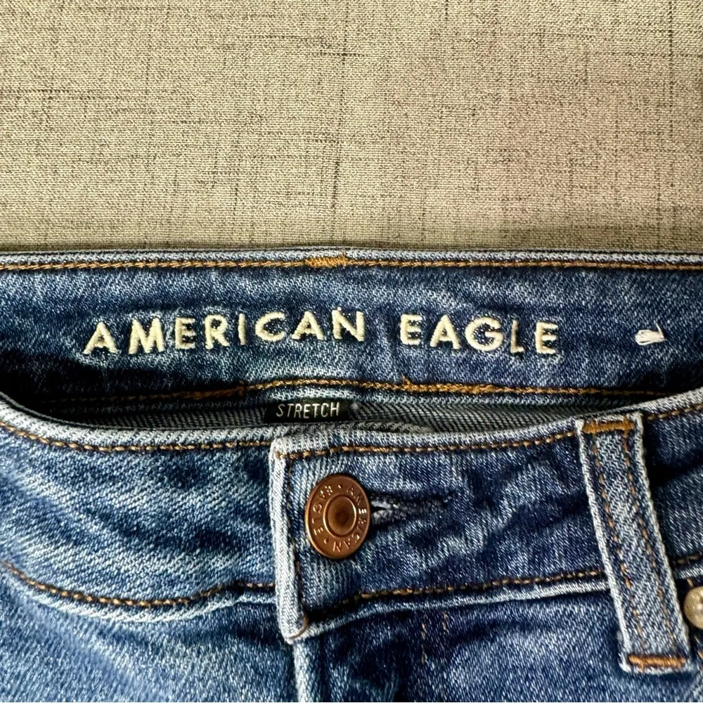 American Eagle High Rise Mom Jeans Distressed Stretch Blue Size 4 - Image 9