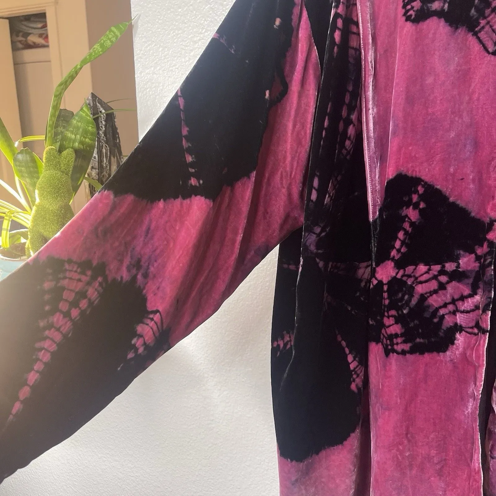 Vtg JOAN MCGEE L XL Open Cardigan Hooded Cape Jacket Black Magenta Velvet Shiney Size undefined - Image 5