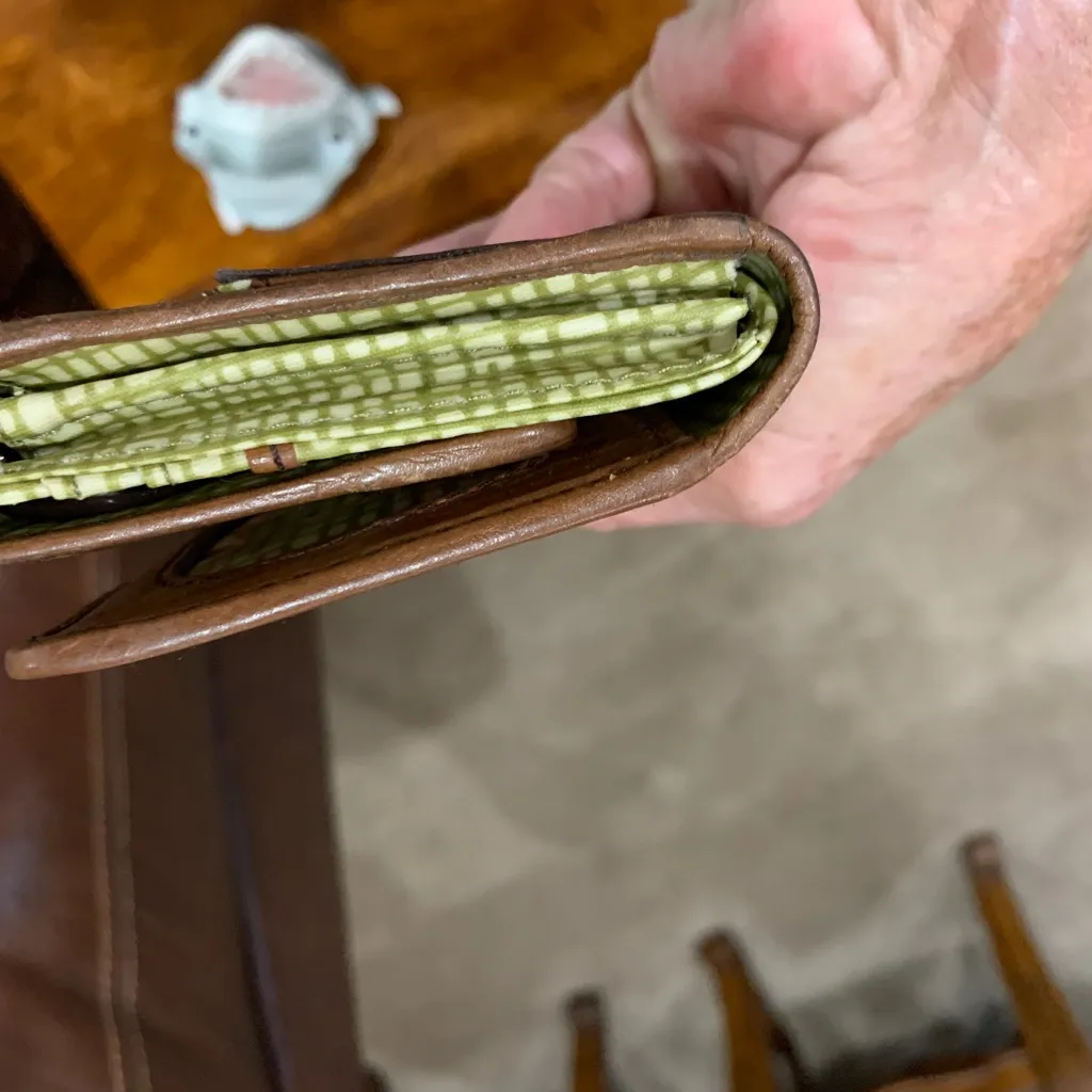 Fossil key-per floral wristlet. In excellent condition. - Image 14