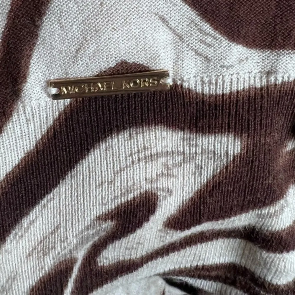 tan and brown marble print vneck light oversized knit top size XS - Image 6