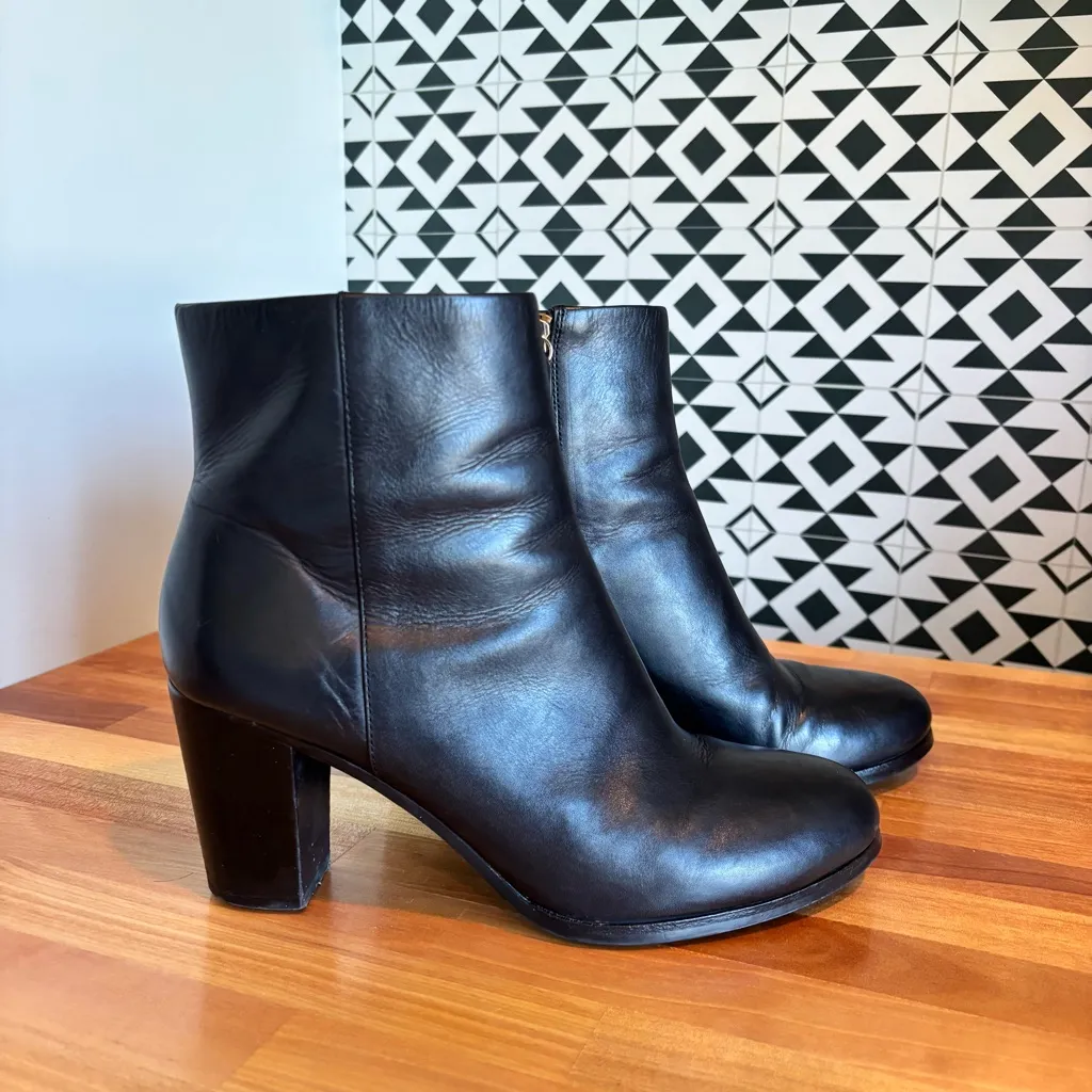 & Other Stories Black Leather Rounded Toe Ankle Boot Gold Zipper Women's Size 9 - Image 4