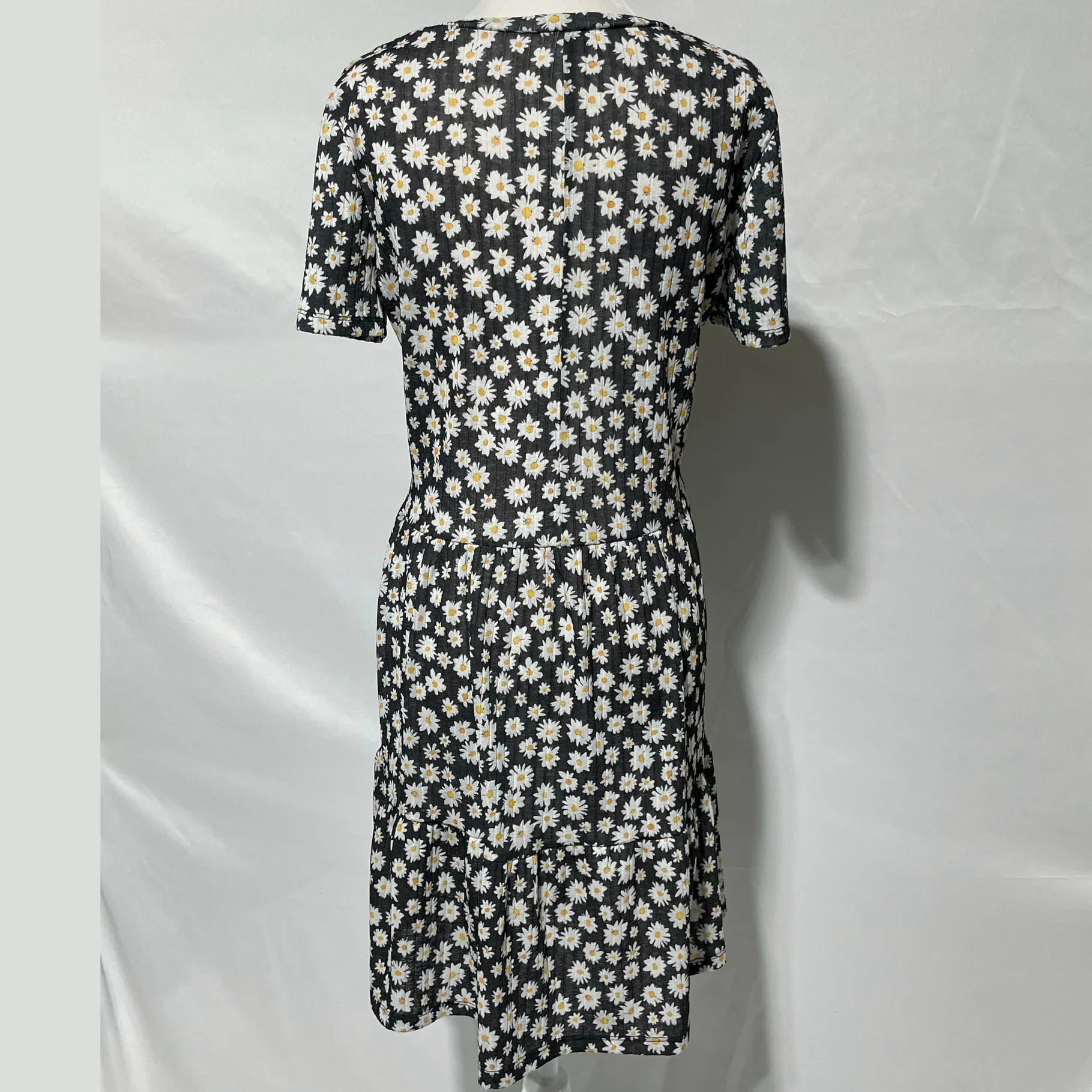 Daisy Printed Rib Tiered Hem Short Sleeve Dress Black White Size Medium - Image 9