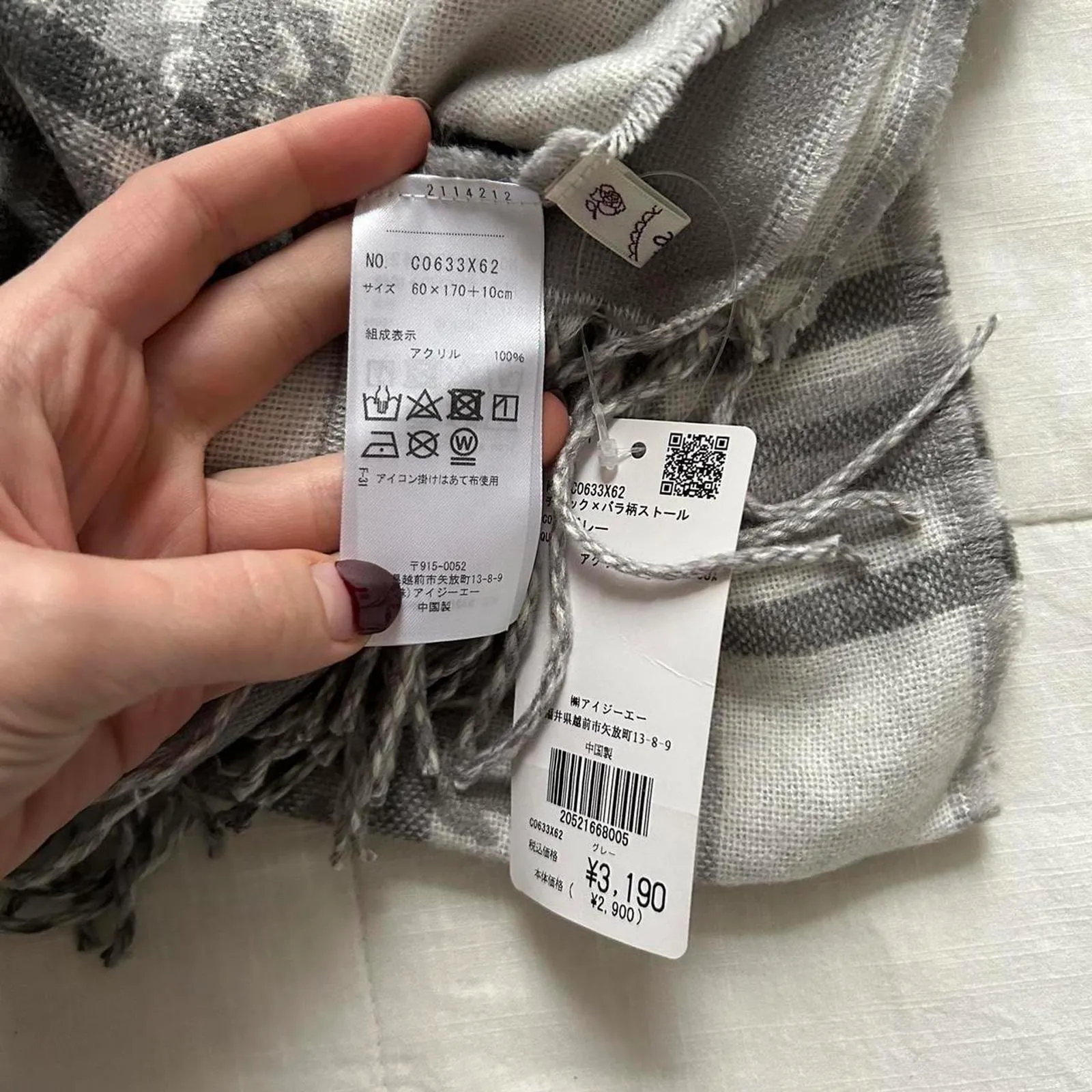 NWT axes femme Grey and white plaid floral flannel scarf Gray - Image 2