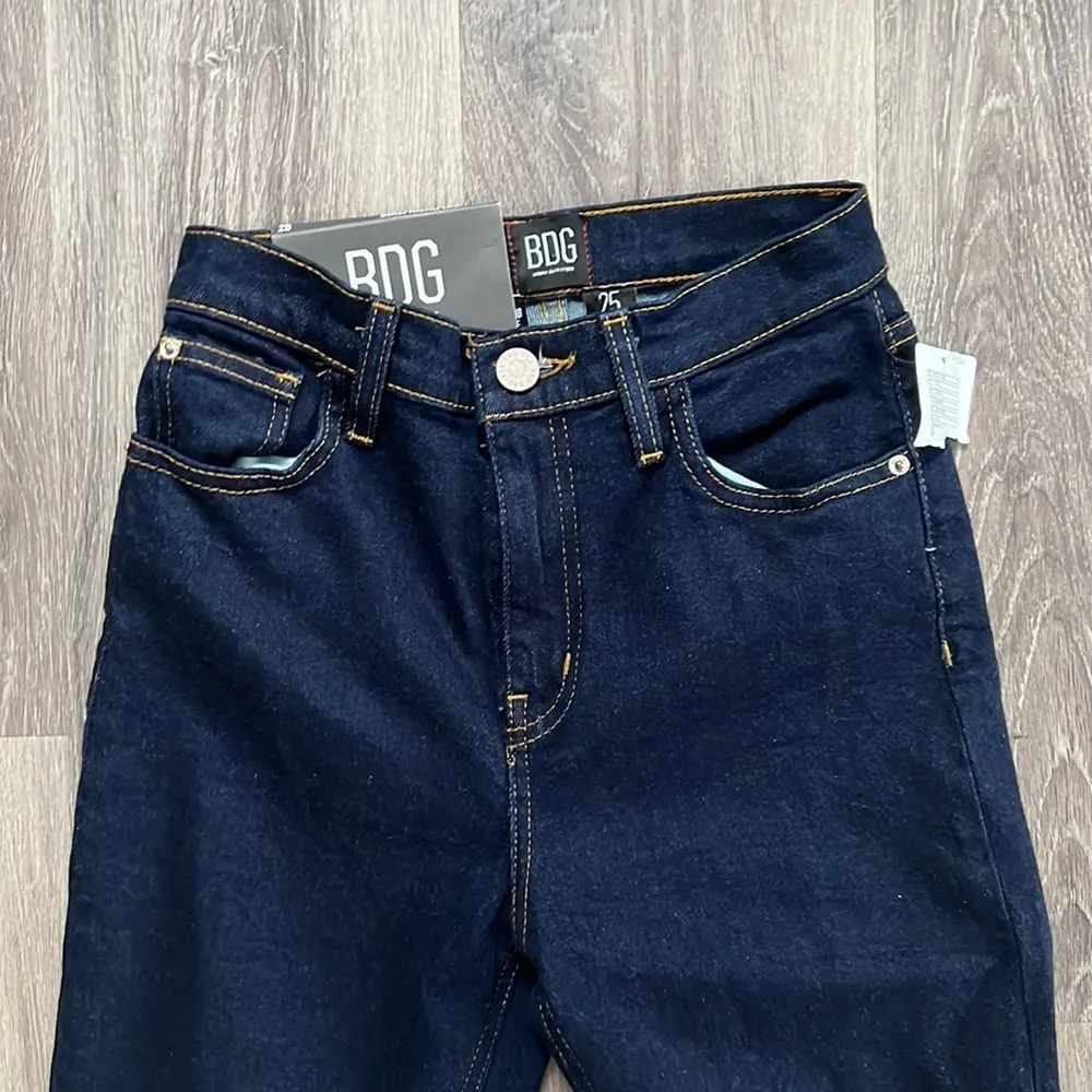 NWT BDG Girlfriend High rise Dark Wash Skinny Jeans 25 Women’ss Stretch. Casual - Image 3