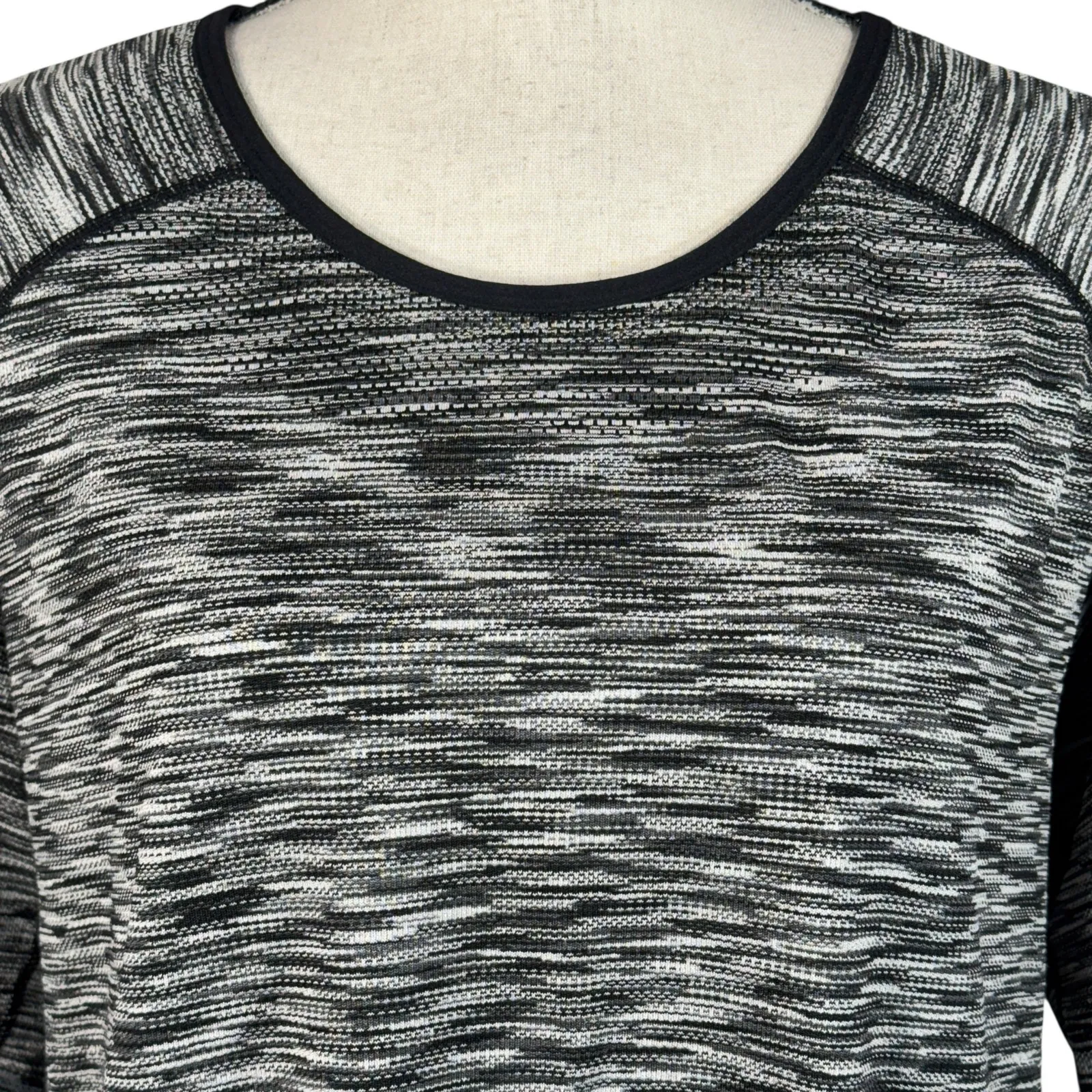 LIVI Lane Bryant SZ 22/24 Fitted Top Activewear Lightweight Crew Neck Stretch Black - Image 2