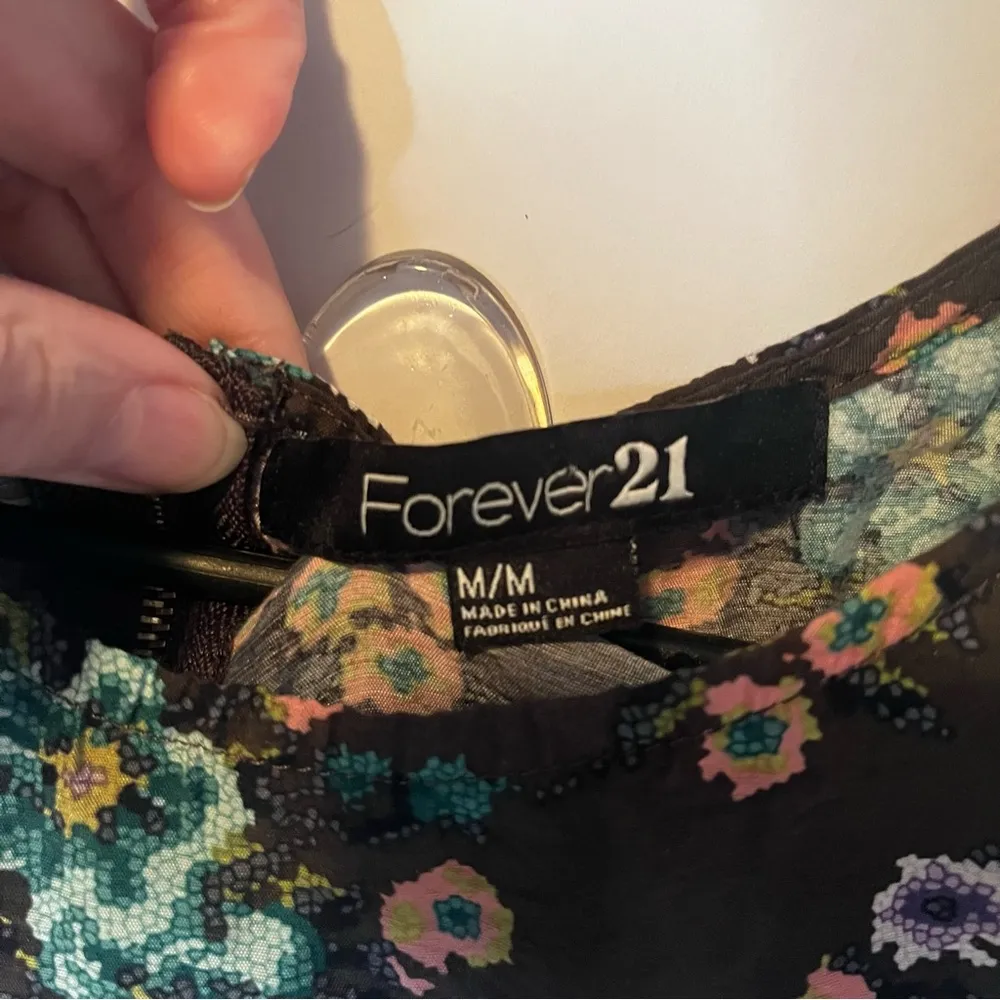 Forever 21 medium grey dress with floral  design - Image 2