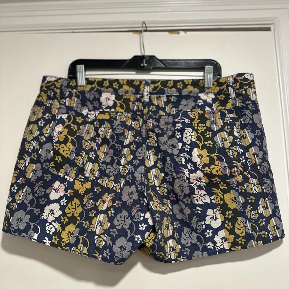 Inked & Faded Women Hawaiian Tropical Hibiscus Blue /Yellow/ Pink Floral Shorts. Size 16 - Image 2