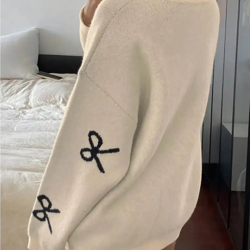 Trendy Bowknot design long sleeved crew neck pullover sweater. Medium Black - Image 2