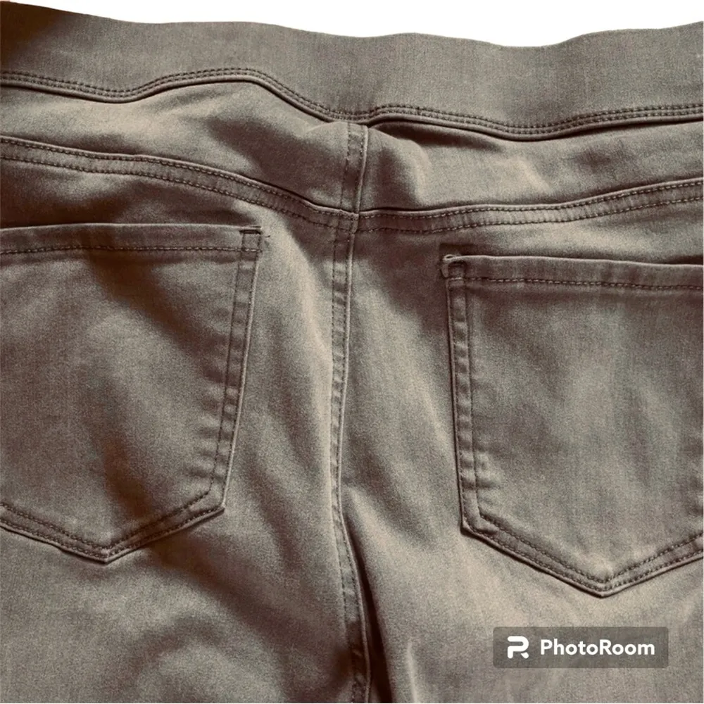 Gloria Vanderbilt Gray Wash Mid-Rise Pull-On Crop/Capri Pants Size 20W - Image 5