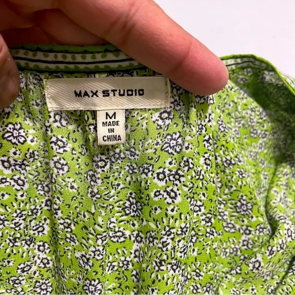 Max Studio Green Floral Tulip Sleeve blouse size M - Image 6