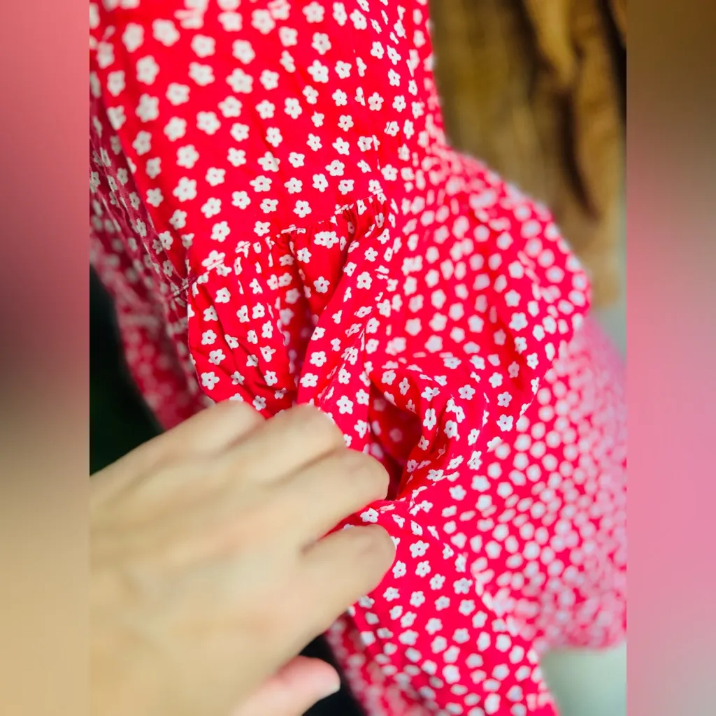 Hollister Floral Print Romper Smocked Open Back With Pockets size small - Image 5