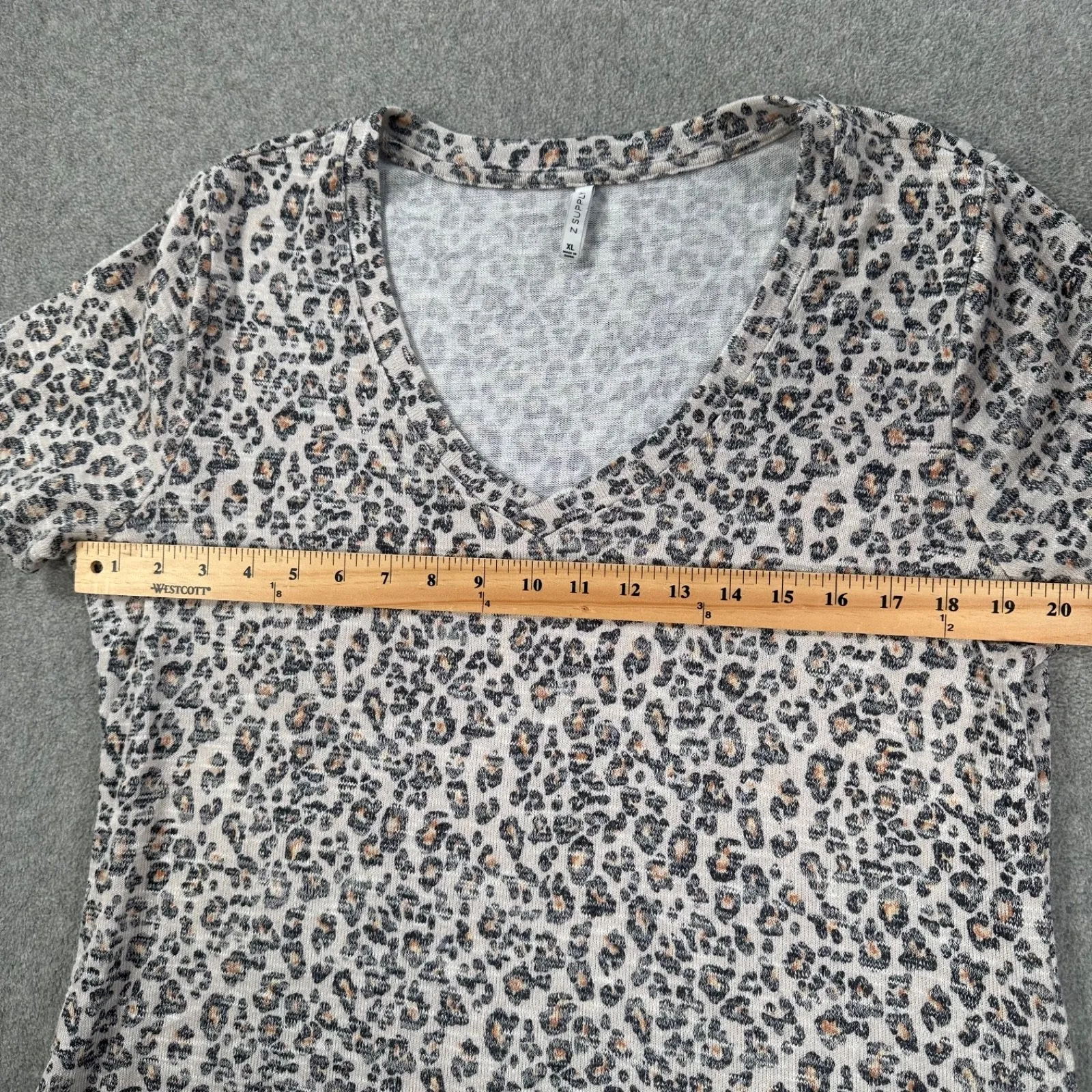 Z Supply Animal Print Short Sleeve Tee Shirt Women's XL V-Neck Beige Knit Shine - Image 6