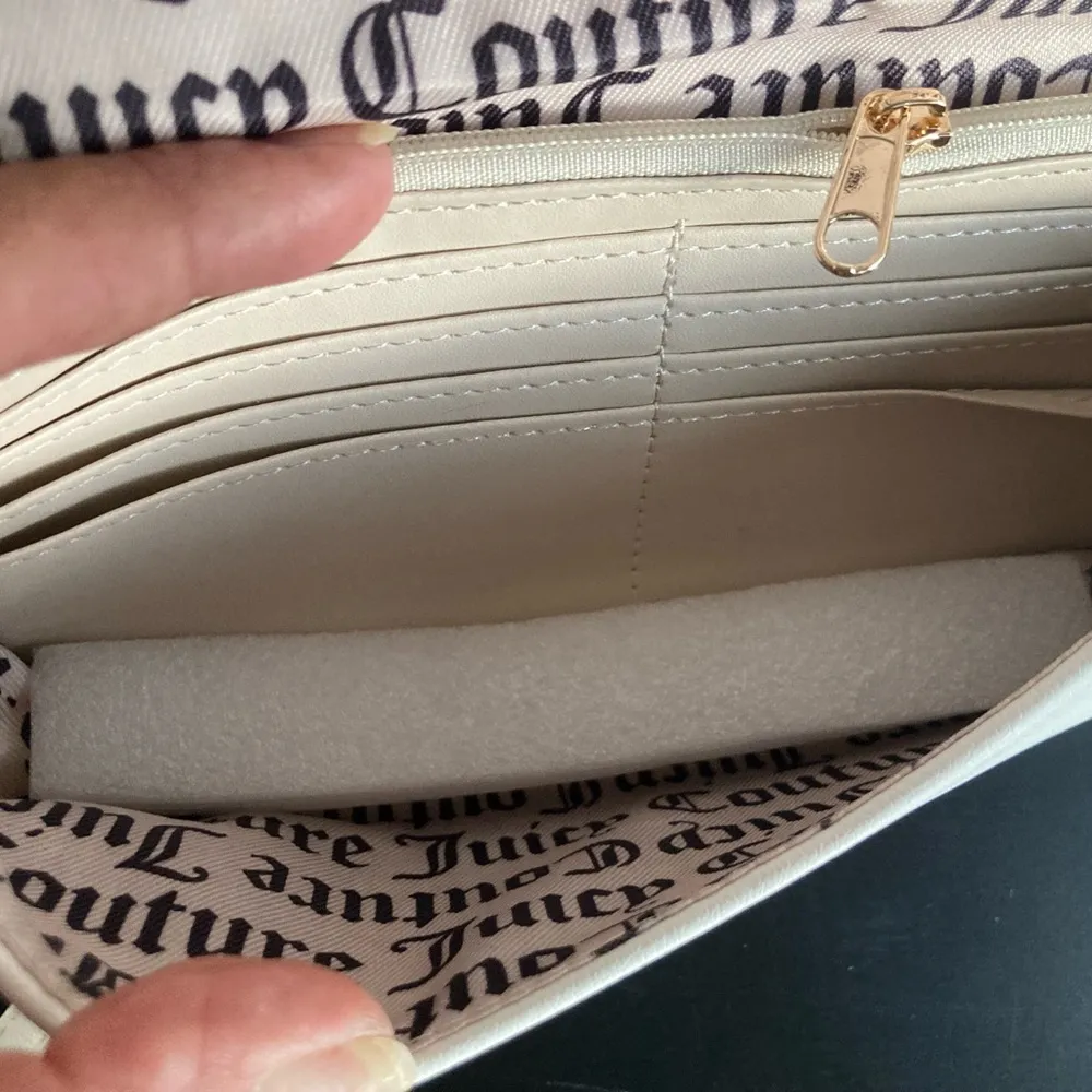 Juicy Couture White Shoulder Bag with Pearl Handle - Image 10