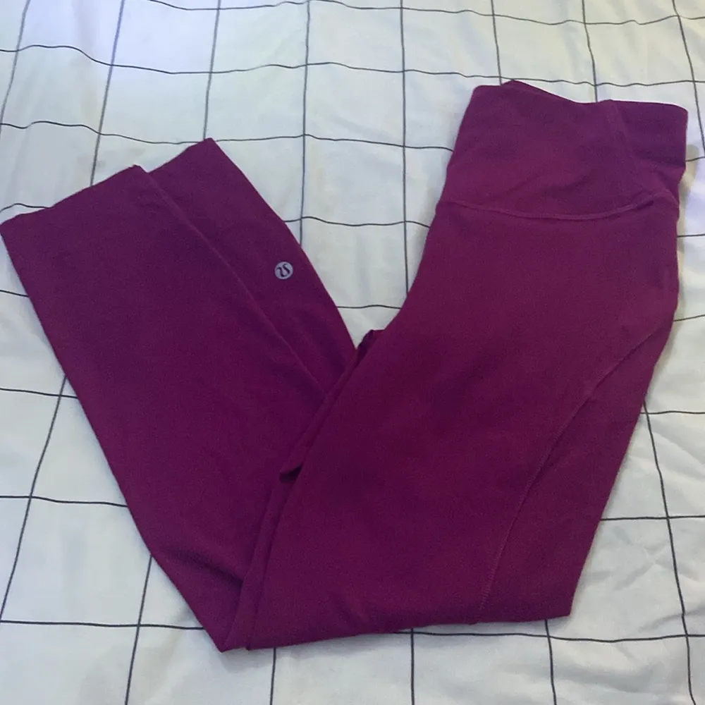 Lululemon Base Pace HR Leggings 25” Size 6 in a pretty magenta/purple - Image 2