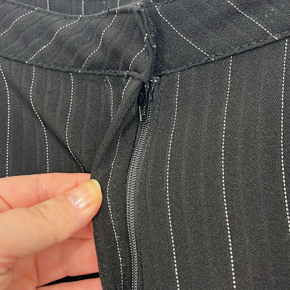 Vintage Bill Blass 90s Size 16 Black, Gray Pinstripe Trousers - Image 5