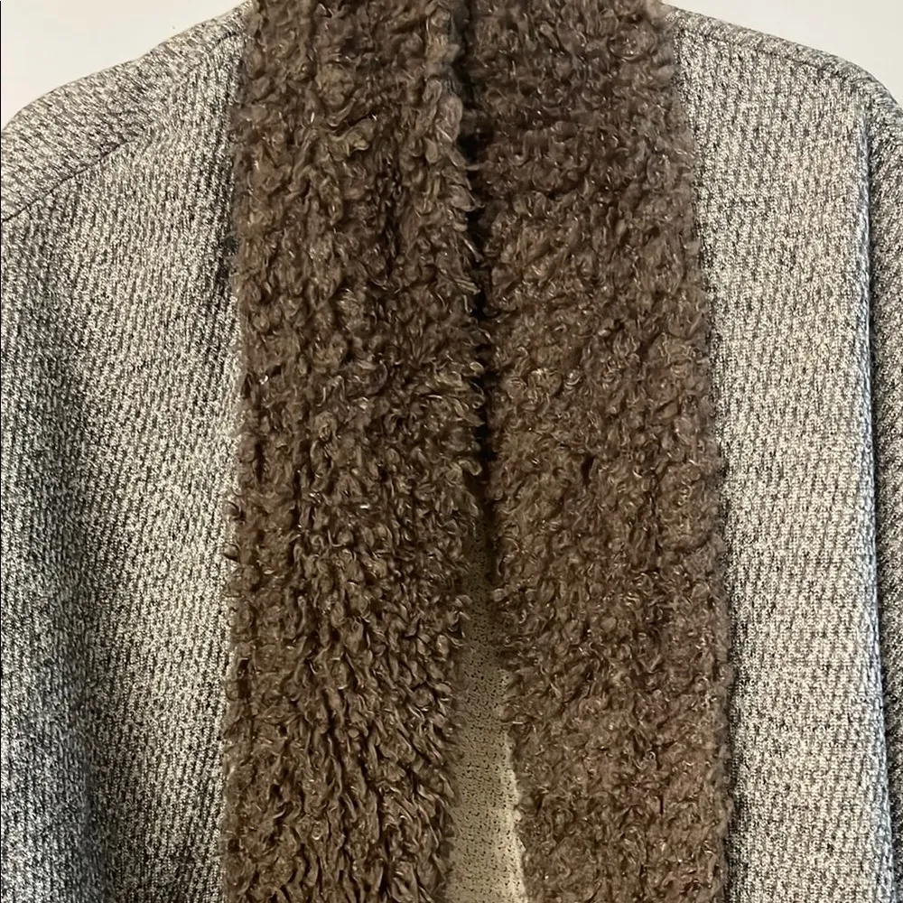 Cozy Gray Knit Cardigan with Brown Faux Fur Trim - Image 2