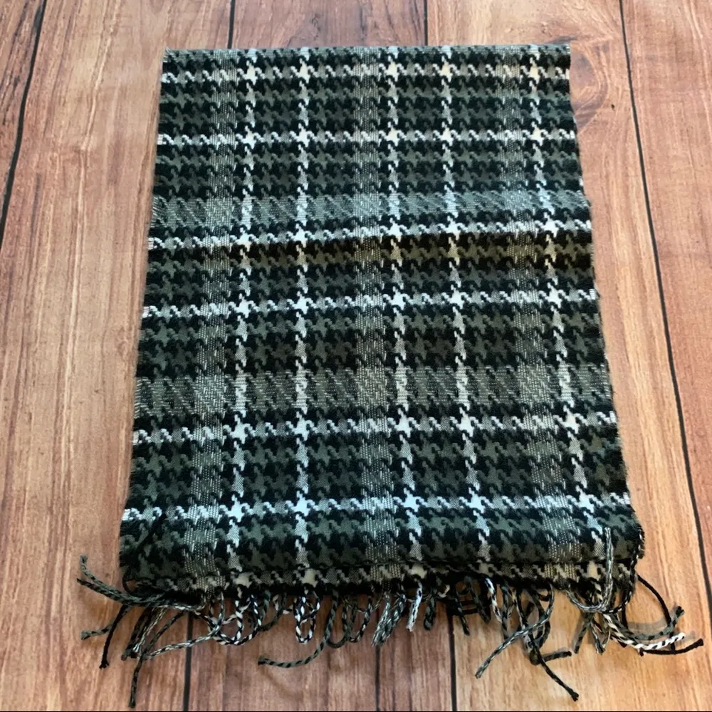 3/$22🌞 NWOT Black & White Patterned Flannel Scarf - Image 4